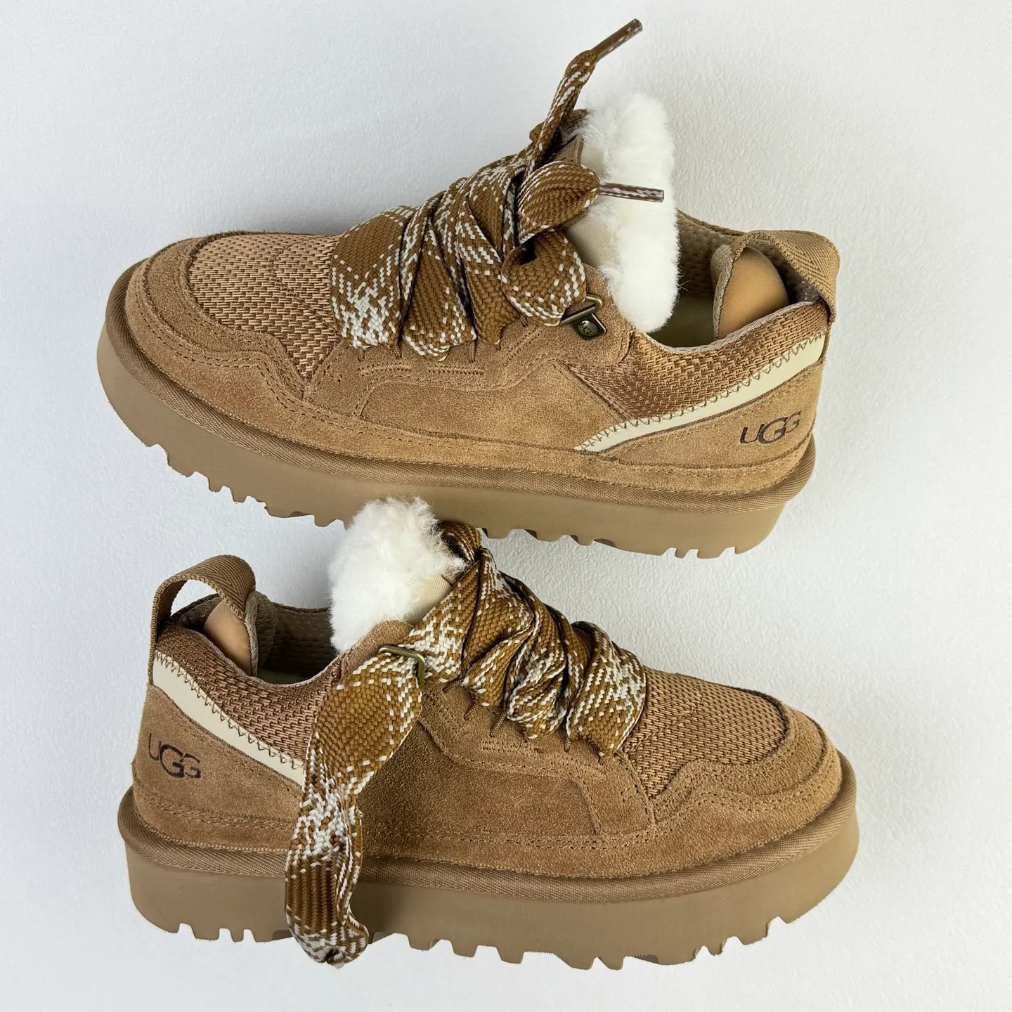 Local 💰600 OEM grade 4032 Mel series, top workmanship, super stable version ✔️ Good looks and texture, suede leather + low-key logo show retro, classic two-color shoelaces can be worn as two shoes ✔️ So comfortable that you want to weld your feet, ultra-light material + 5cm thick sole, increase height without tiring the feet, wool insoles are warm and breathable, no pressure for commuting and shopping all day long ✔️ I love the details: wide shoelaces for photos. Sizes 34-45 are suitable for various foot types. Slight stains can be wiped clean with a damp cloth. The loose feeling in early autumn is all due to it. Close your eyes and avoid stepping on thunder! 👟